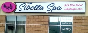 a sign with good contrasting colour